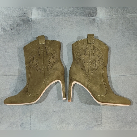 BCBGENERATION SARA BOOTIE OLIVE SUEDE WESTERN EMBROIDERED ANKLE BOOTS SIZE 6 - Picture 4 of 9